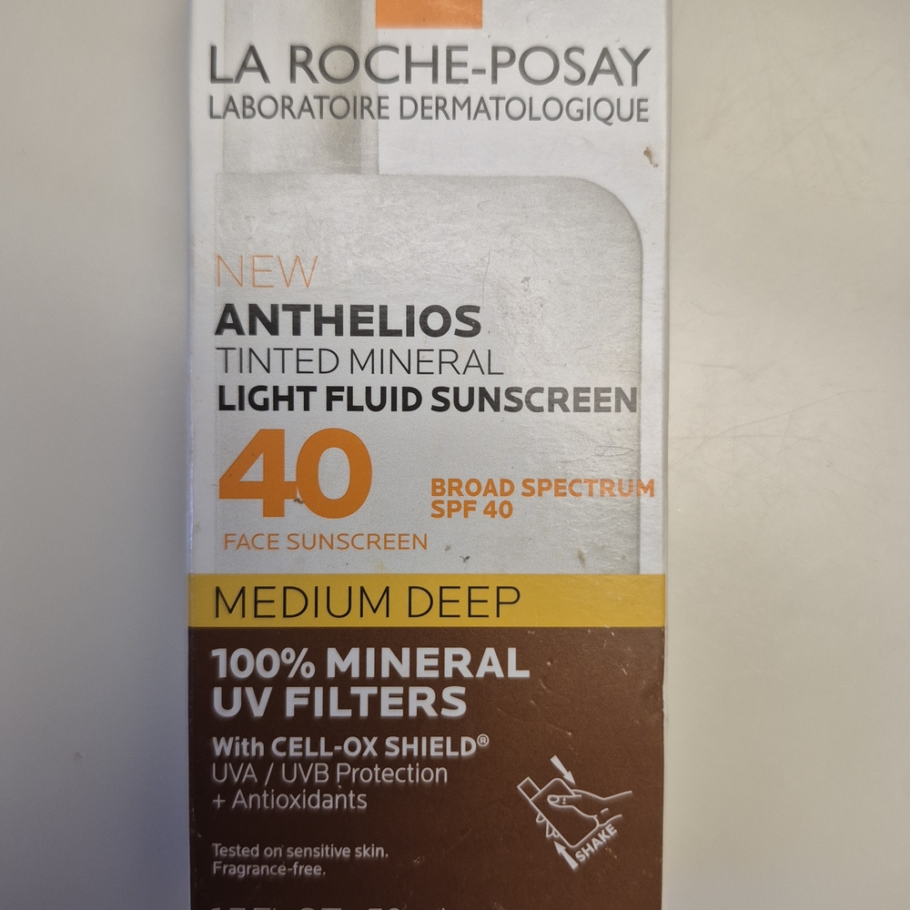 La Roche-Posay Anthelios Light Fluid Sunscreen SPF 40 - Medium Deep